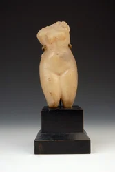 Alaston naaras (marmori)